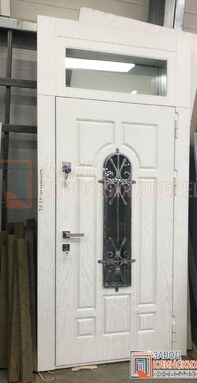 белая входная дверь со стеклом и ковкой и верхней фрамугой с отделкой влагостойкой мдф панелью снару