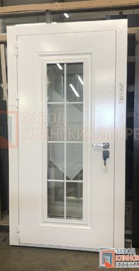 белая входная дверь со стеклопакетом и декоративными раскладками