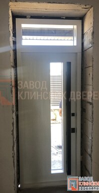 входная дверь с верхней фрамугой и длинным центральным окном - фото внутренней отделки белыми мдф па