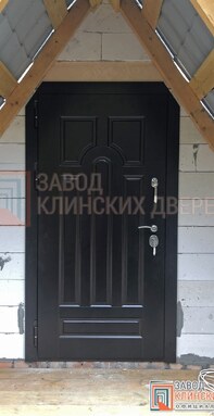 входная дверь с глубокой классической фрезеровкой для загородного дома - фото черной отделки снаружи