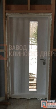 входная дверь с узким вертикальным стеклом - фото белой мдф панели внутри