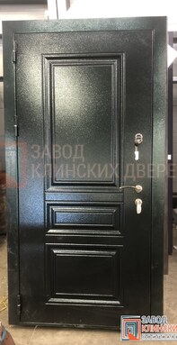 входная дверь черного цвета с классическим рисунком и глянцевым порошковым напылением