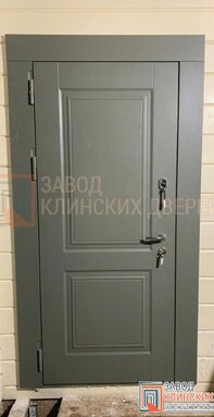 входная металлическая дверь с отделкой мдф панелью болотного цвета в классическом стиле