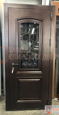 входная уличная дверь с металлофиленкой со стеклом и художественной ковкой с пиками