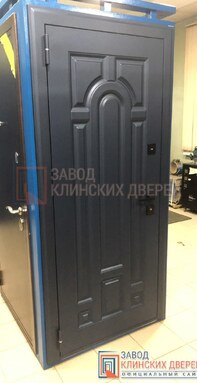 классическая серая входная дверь с отделкой виноритом