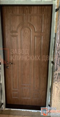 коричневая классическая входная металлическая дверь с отделкой филенчатой мдф панелью - фото внутри.