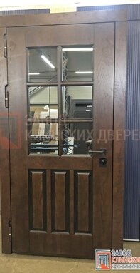 металлическая дверь под темное дерево со стеклом и деревянной решеткой