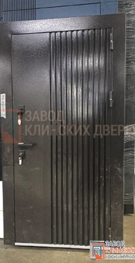 металлическая дверь черного цвета с вертикальным рельефным узором и напылением