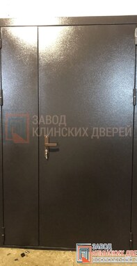 недорогая полуторная тамбурная дверь с коричневым порошковым напылением
