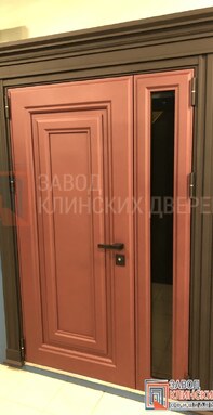 полуторная входная дверь терракотового цвета с металлическими филенками и отделкой порошковым напыле