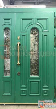 полуторная ярко-зеленая входная дверь с золотой ковкой и арочным остеклением