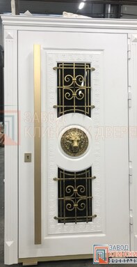 роскошная белая входная дверь с золотой ковкой и центральным декоративным медальоном