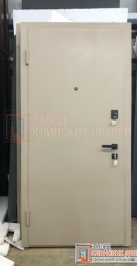 светлая входная дверь с порошковым напылением бежевого цвета снаружи