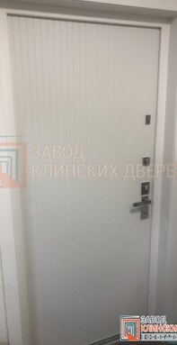 светло-серая дверь с тонким вертикальным рифлением для минималистичного дизайна помещений - фото вну