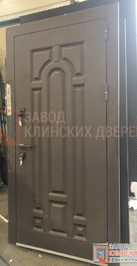 серая входная дверь с филенчатым мдф в классическом стиле