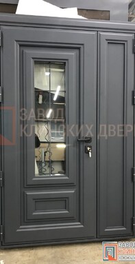 серая полуторная входная дверь с прямоугольным стеклом с металлофиленками и порошковым напылением сн