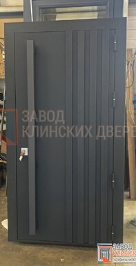 современная графитовая дверь с вертикальными рейками и длинной ручкой