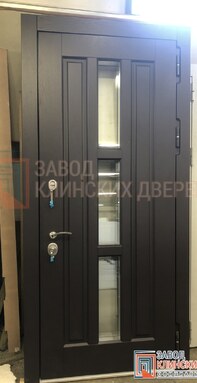 темная уличная входная дверь с термозрарывом и тремя узкими стеклопакетами