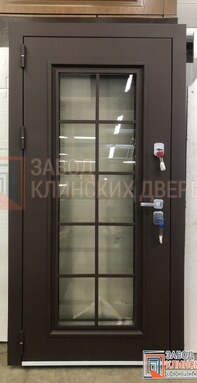 темно-коричневая входная дверь со стеклянной вставкой и изящной декоративной раскладкой