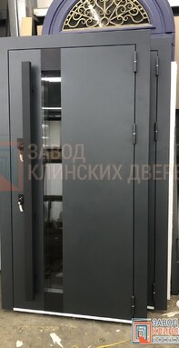 темно-серая входная дверь со стеклянной вставкой и высокой тяговой ручкой