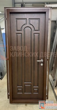 узкая уходная дверь в классическом стиле с отделкой мдф цвета дуб внутри