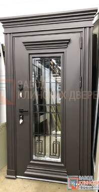 уличная входная дверь со стеклом и кованой решеткой с прямоугольным узором с атмосферостойкой отделк