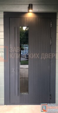 уличная входная дверь с узким вертикальным стеклом - фото реечной отделки снаружи