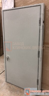 усиленная серая дверь технического назначения