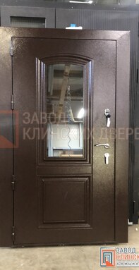широкая одностворчатая входная дверь со стеклом и металлической филенкой